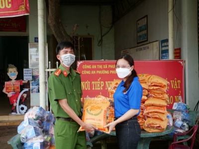 TUỔI TRẺ CHI ĐOÀN NGÂN HÀNG NHÀ NƯỚC TỈNH BÌNH PHƯỚC CHIA SẺ YÊU THƯƠNG TRONG MÙA DỊCH COVID-19
