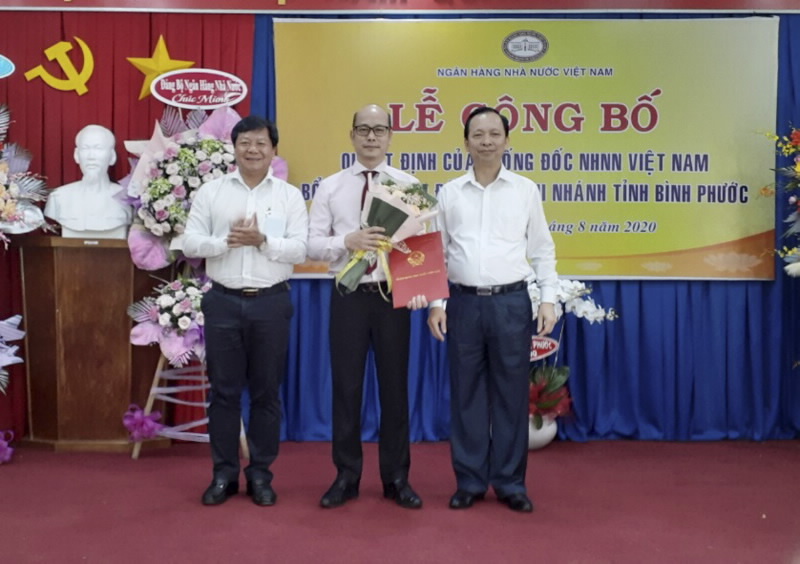 Phó Thống đốc NHNN Đào Minh Tú trao Quyết định bổ nhiệm cho đ/c Bùi Huy Thọ, Phó Chủ tịch UBND tỉnh Bình Phước tặng hoa chúc mừng tân Giám đốc NHNN chi nhánh tỉnh Bình Phước